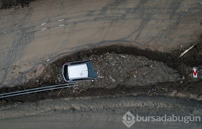 Bursa'yı sel vurdu! Heyelan karayolunu kapattı