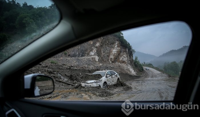 Bursa'yı sel vurdu! Heyelan karayolunu kapattı