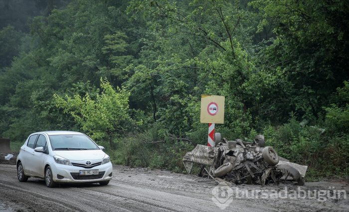 Bursa'yı sel vurdu! Heyelan karayolunu kapattı