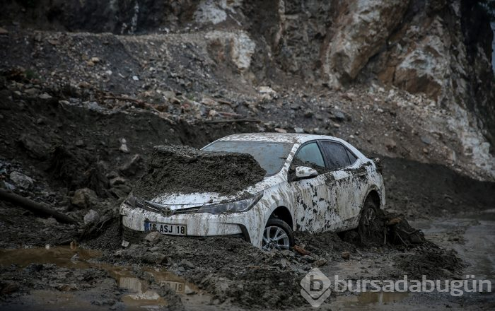 Bursa'yı sel vurdu! Heyelan karayolunu kapattı