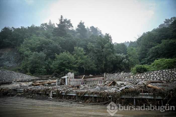 Bursa'yı sel vurdu! Heyelan karayolunu kapattı