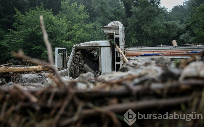 Bursa'yı sel vurdu! Heyelan karayolunu kapattı