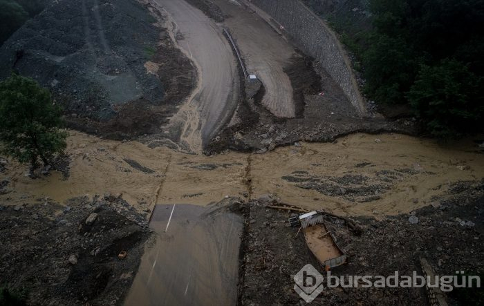 Bursa'yı sel vurdu! Heyelan karayolunu kapattı