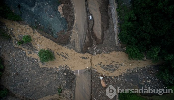 Bursa'yı sel vurdu! Heyelan karayolunu kapattı