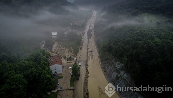 Bursa'yı sel vurdu! Heyelan karayolunu kapattı