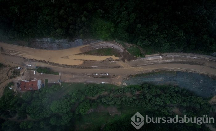 Bursa'yı sel vurdu! Heyelan karayolunu kapattı