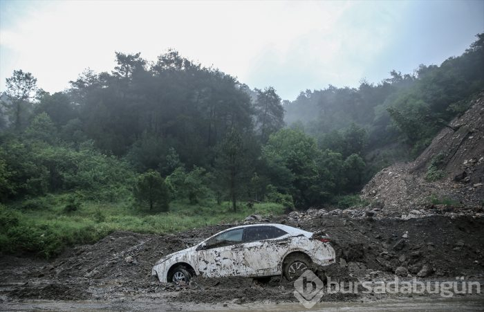 Bursa'yı sel vurdu! Heyelan karayolunu kapattı