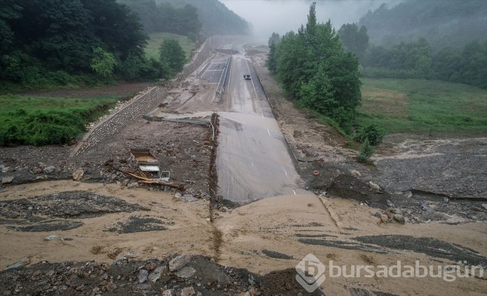 Bursa'yı sel vurdu! Heyelan karayolunu kapattı