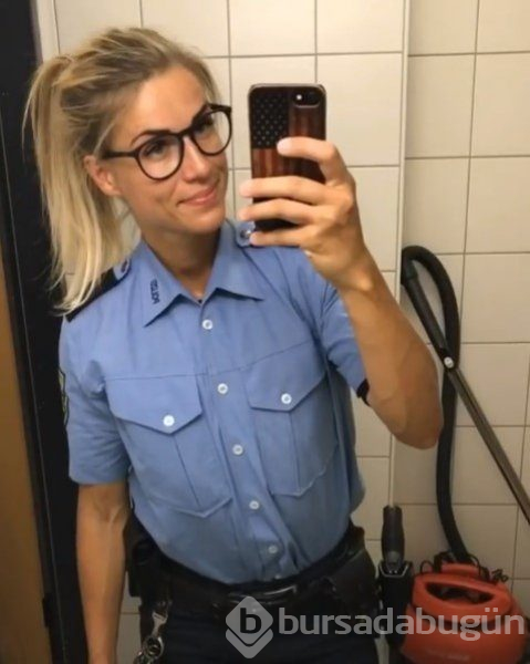 Alman polis güzelliği ile büyülüyor