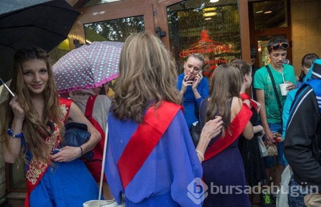 Rusya'da son ders zili çaldı öğrenciler çoştu