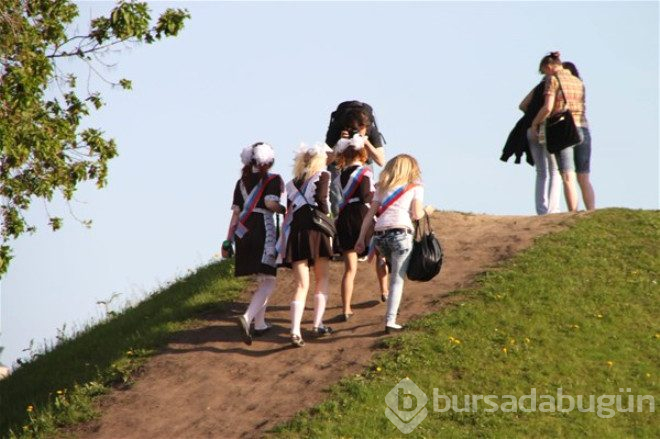 Rusya'da son ders zili çaldı öğrenciler çoştu