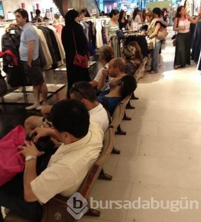 Görenler gözlerine inanamadı etrafındakilere aldırış etmeden!