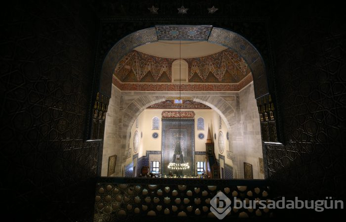Bursa'nın adını seramiklerinin renginden alan külliyesi	