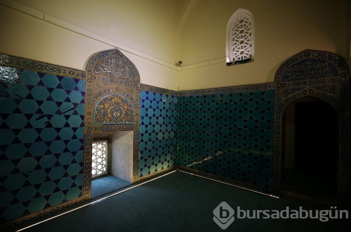 Bursa'nın adını seramiklerinin renginden alan külliyesi	