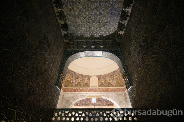 Bursa'nın adını seramiklerinin renginden alan külliyesi	