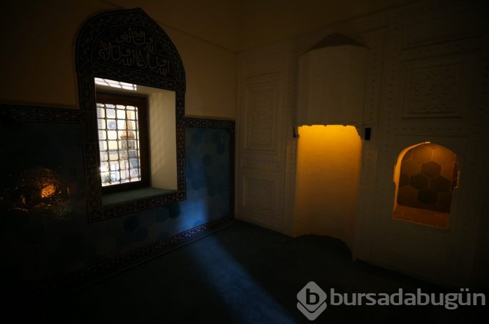 Bursa'nın adını seramiklerinin renginden alan külliyesi	
