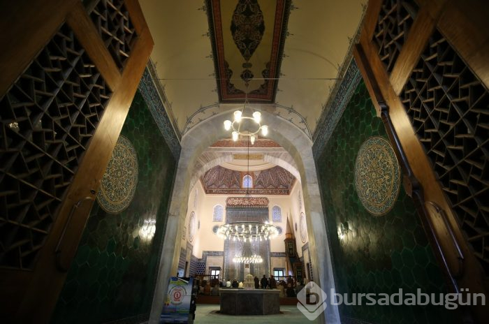 Bursa'nın adını seramiklerinin renginden alan külliyesi	