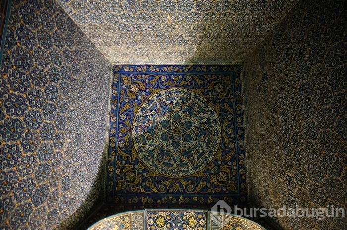 Bursa'nın adını seramiklerinin renginden alan külliyesi	
