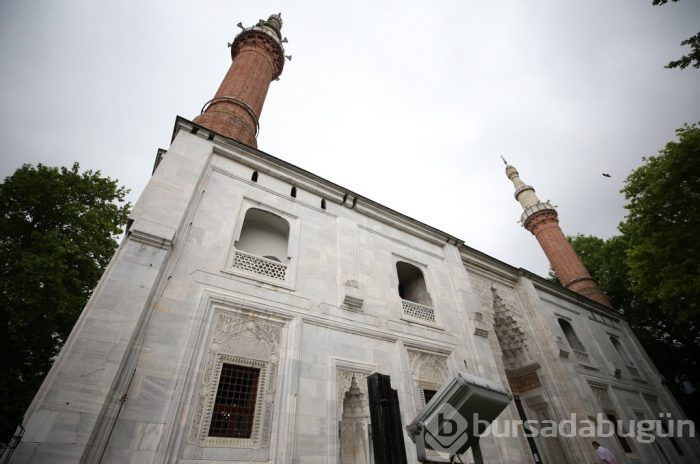 Bursa'nın adını seramiklerinin renginden alan külliyesi	