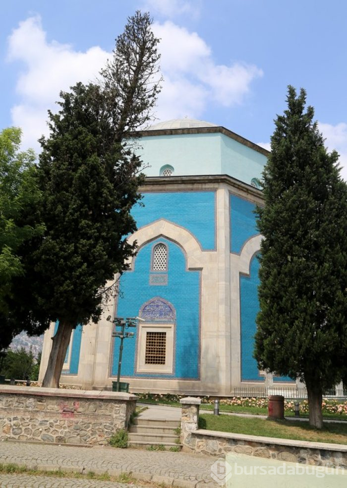 Bursa'nın adını seramiklerinin renginden alan külliyesi	