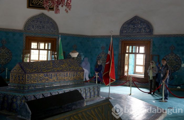 Bursa'nın adını seramiklerinin renginden alan külliyesi	