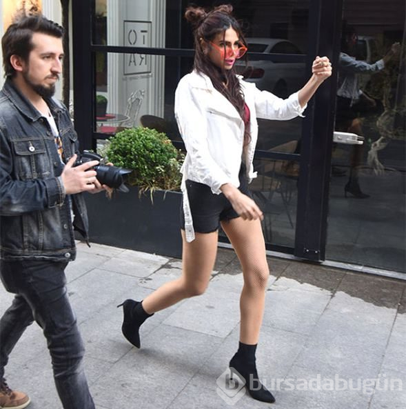 İran'da çarşaf modelliği yapan Negin Negzzia'dan cesur pozlar!