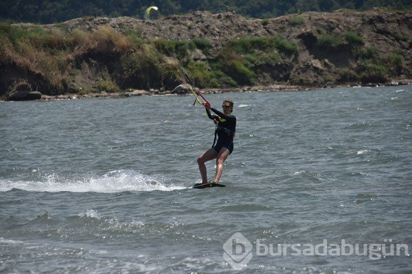 Güzel oyuncu denizde şov yaptı !