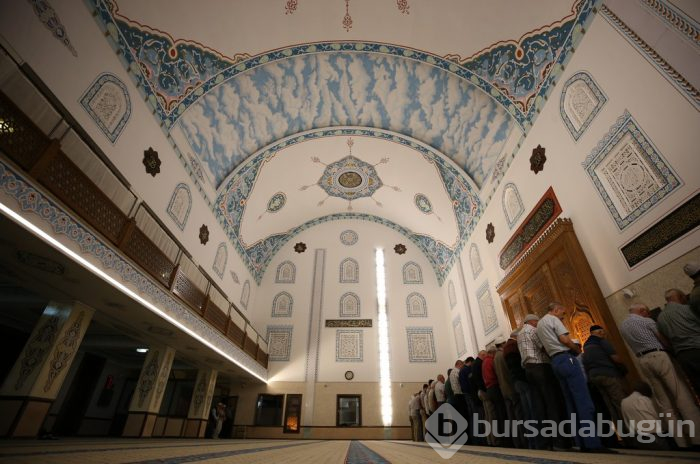 Bursa'da kubbesi açılan camiye yoğun ilgi	