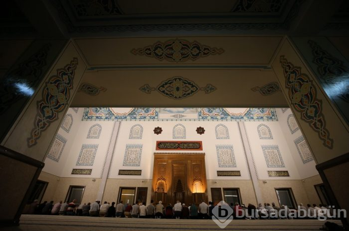 Bursa'da kubbesi açılan camiye yoğun ilgi	