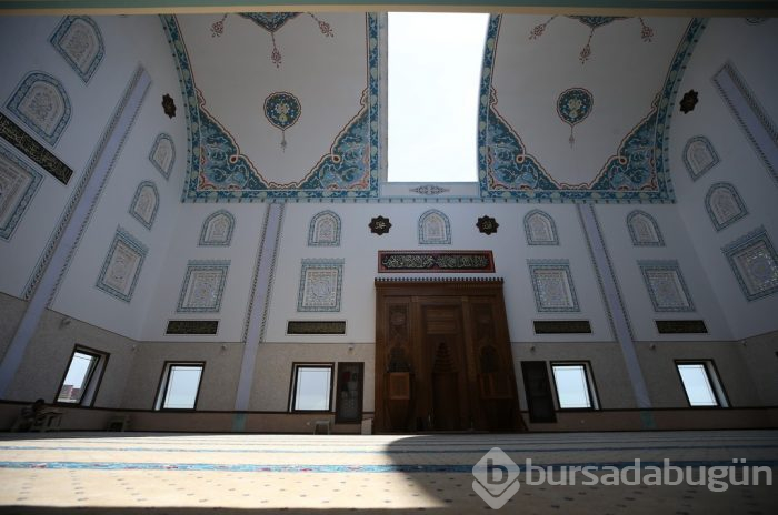 Bursa'da kubbesi açılan camiye yoğun ilgi	