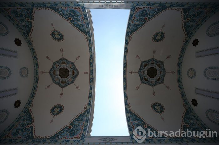 Bursa'da kubbesi açılan camiye yoğun ilgi	