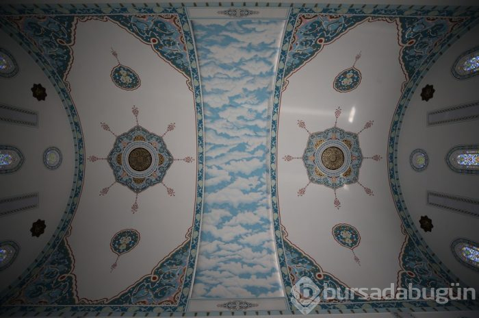 Bursa'da kubbesi açılan camiye yoğun ilgi	