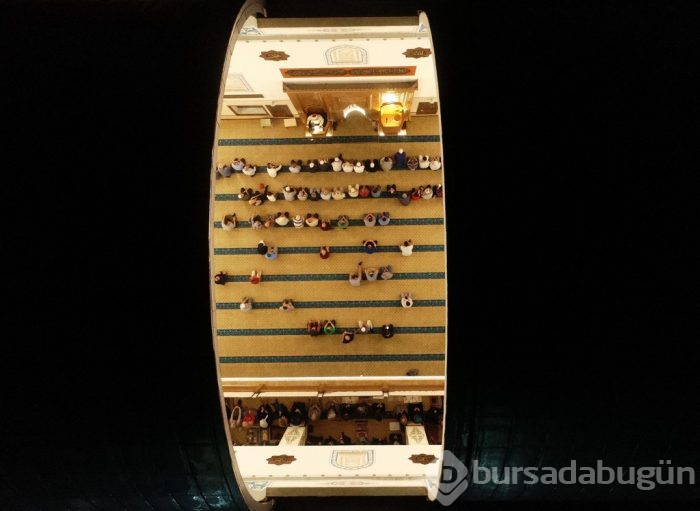 Bursa'da kubbesi açılan camiye yoğun ilgi	