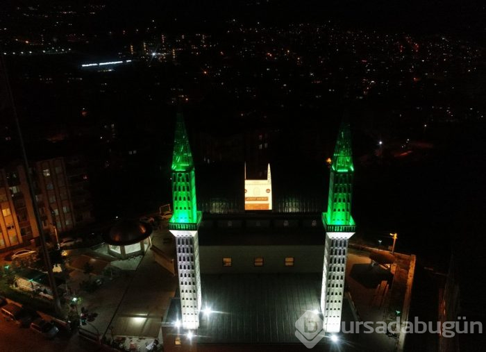 Bursa'da kubbesi açılan camiye yoğun ilgi	