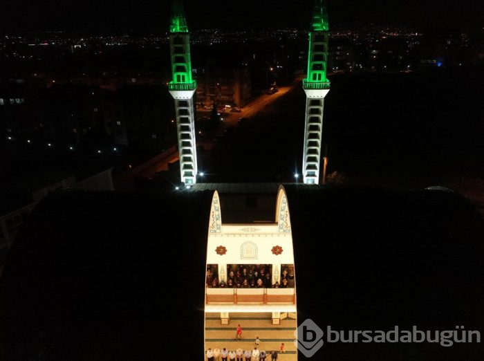 Bursa'da kubbesi açılan camiye yoğun ilgi	