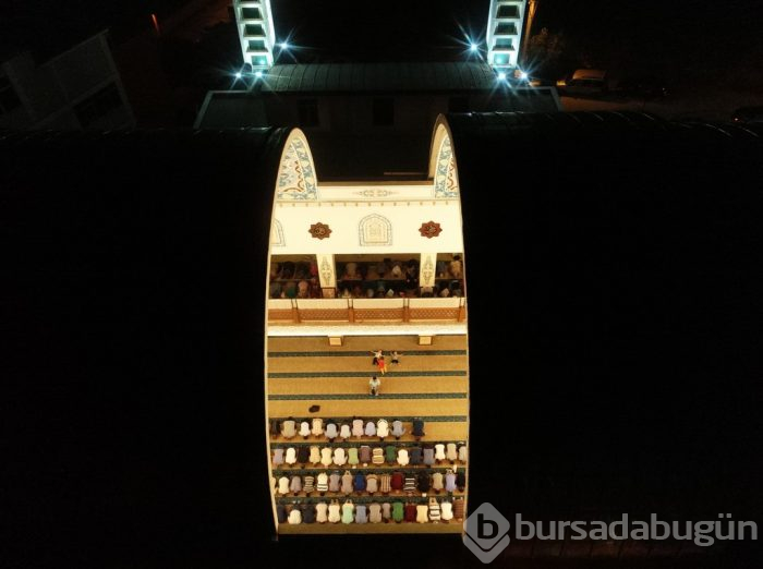 Bursa'da kubbesi açılan camiye yoğun ilgi	
