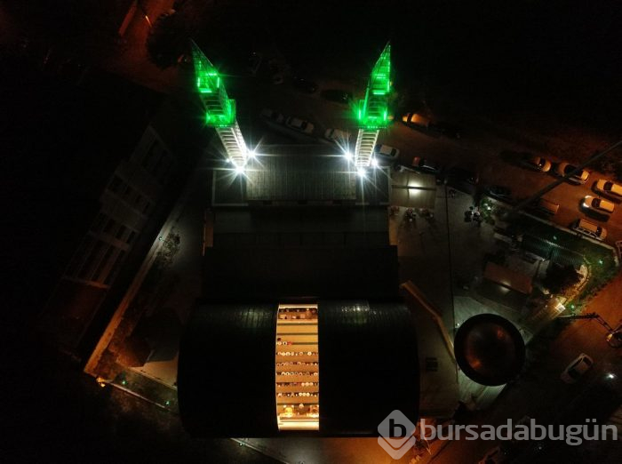 Bursa'da kubbesi açılan camiye yoğun ilgi	