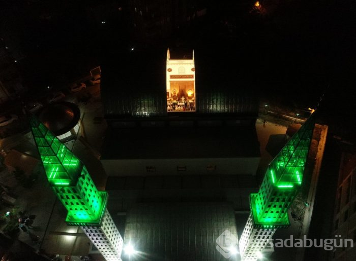 Bursa'da kubbesi açılan camiye yoğun ilgi	
