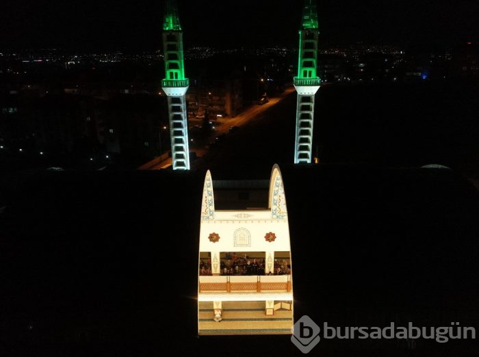 Bursa'da kubbesi açılan camiye yoğun ilgi	