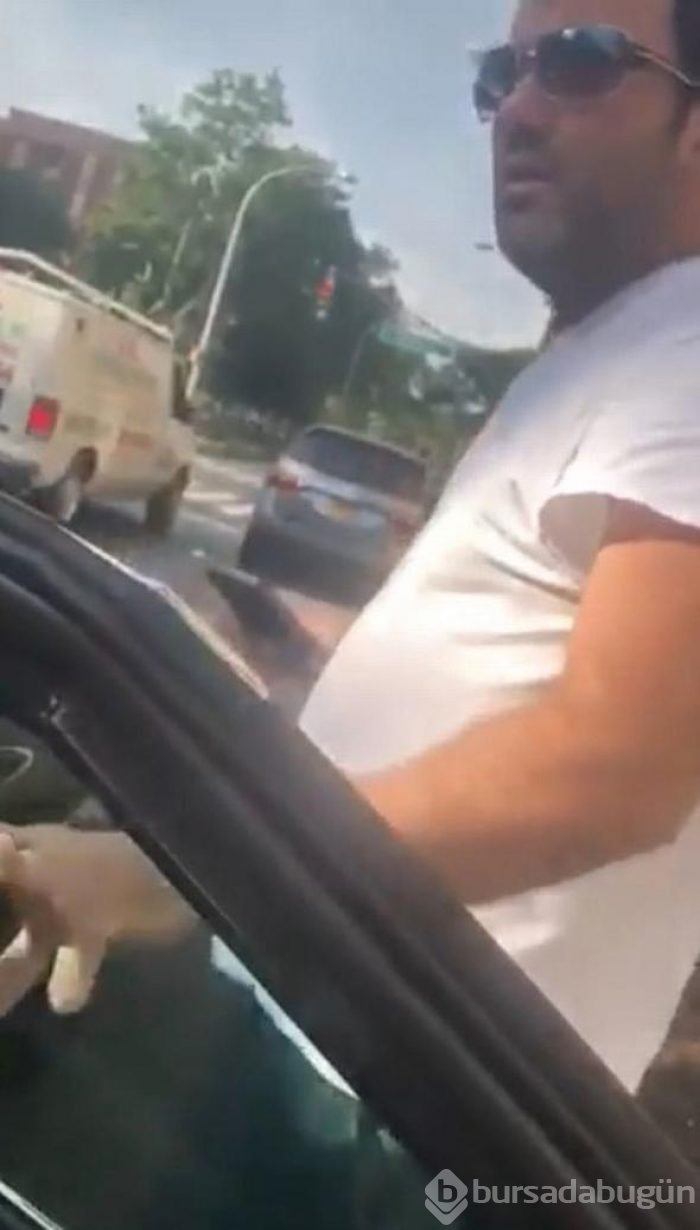 İki genç kız arabada öpüşünce Uber şoförünün hareketi  şoke etti!