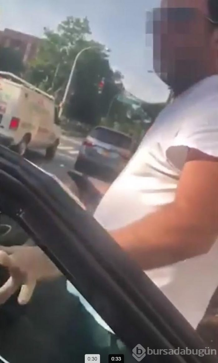 İki genç kız arabada öpüşünce Uber şoförünün hareketi  şoke etti!