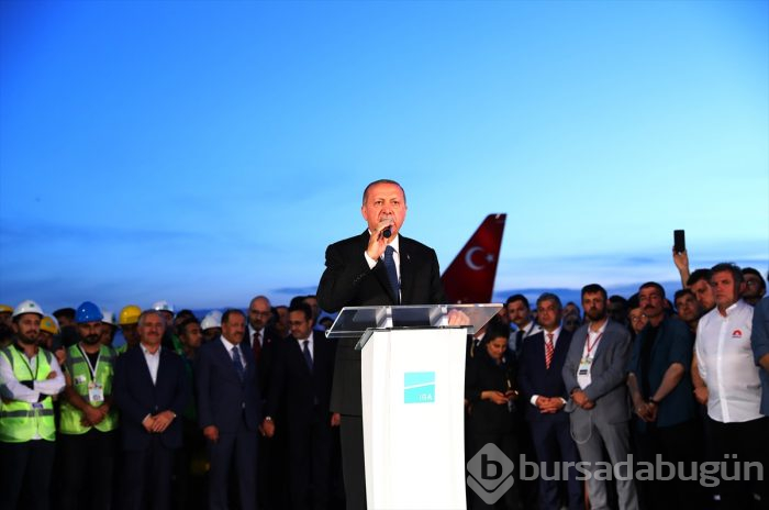 Erdoğan, İstanbul Yeni Havalimanı'na ilk inişi yaptı