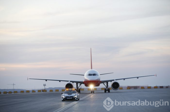 Erdoğan, İstanbul Yeni Havalimanı'na ilk inişi yaptı