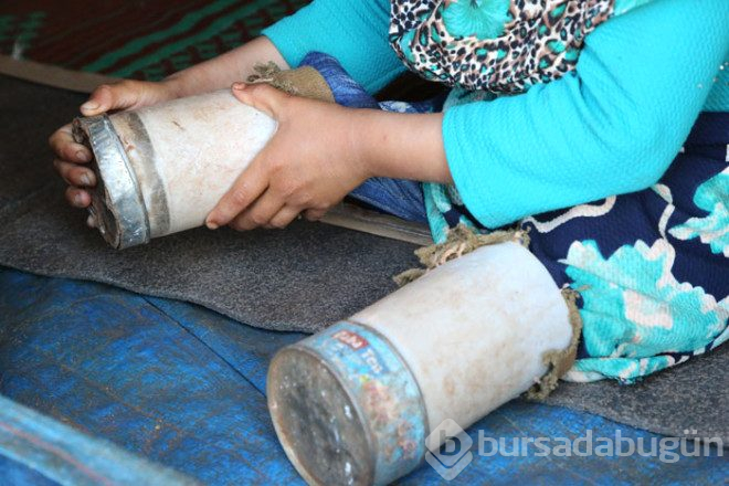 Konserve kutusundan yaptığı ayakkabıları ile okula gidiyor...