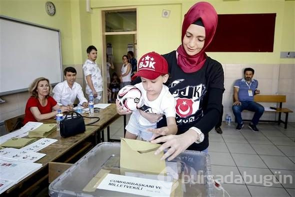 Türkiye sandık başına gitti
