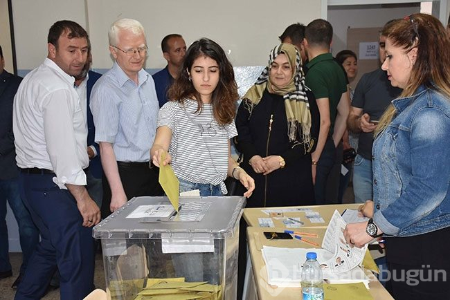 Türkiye sandık başına gitti
