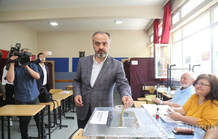 Bursa protokolü oylarını kullandı