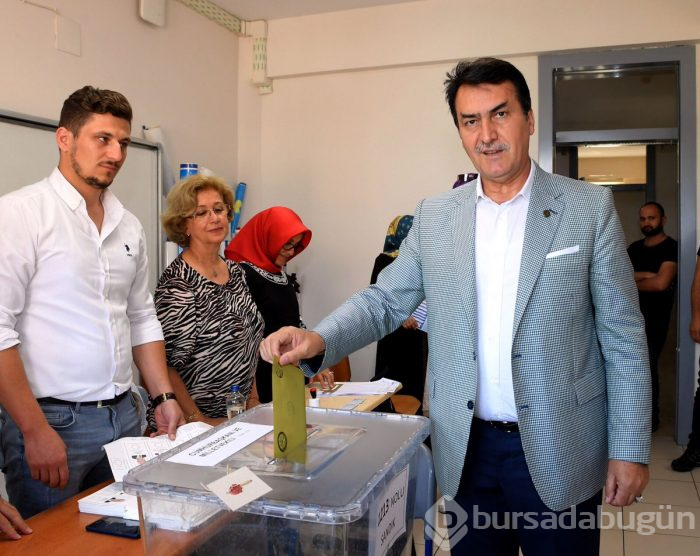 Bursa protokolü oylarını kullandı