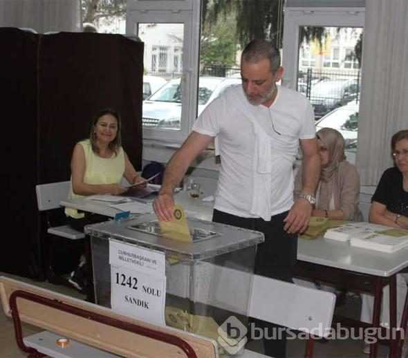 Ünlüler sandık başına gitti