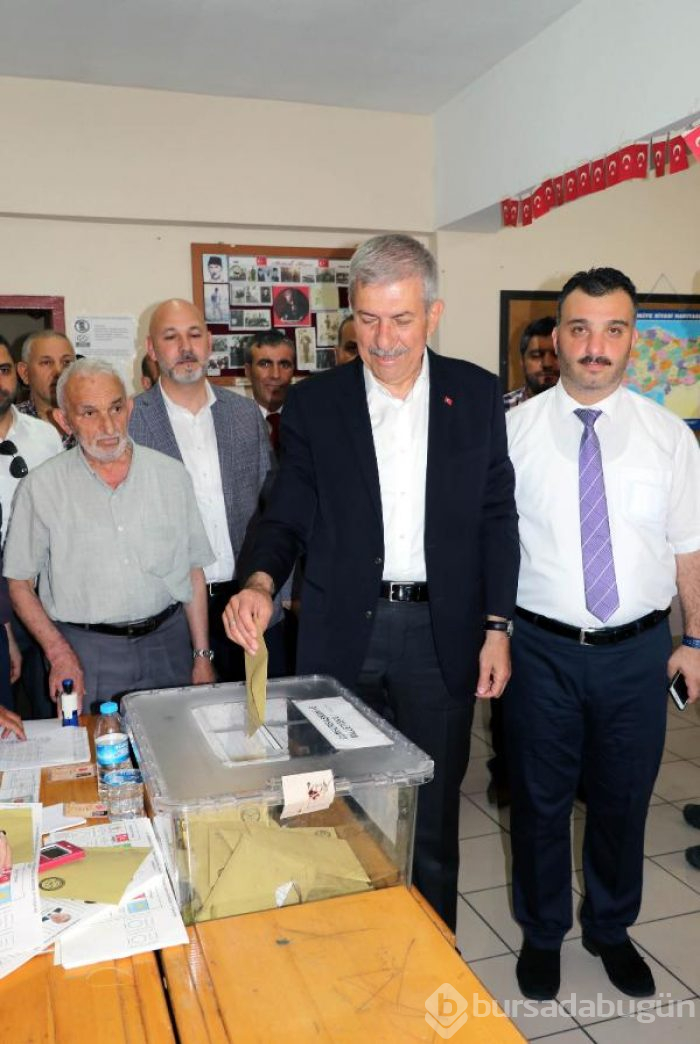 Siyasetçiler oylarını kullandı!